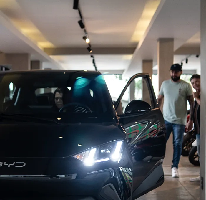 Showroom da Kikoautos com carro em exposição